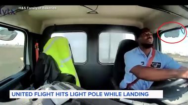 La dash-cam del camion: in rosso il carrello d'atterraggio dell'aereo