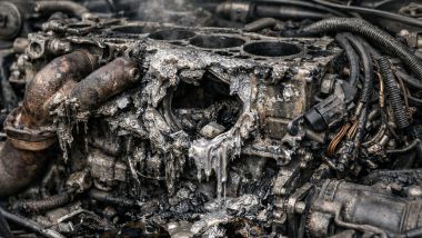 Rappresentazione esagerata di un motore fuso - Immagine generata con A.I.
