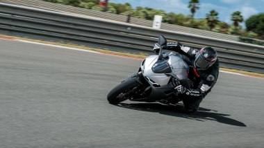 Norton Manx R 2026, azzeccata l'ergonomia per la guida in pista