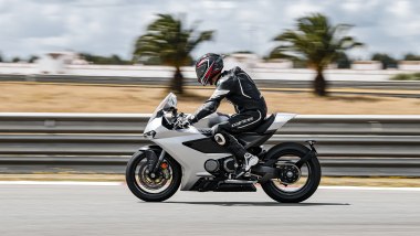 Norton Manx R 2026, su strada la triangolazione &egrave; quella di una supersportiva fatta e finita