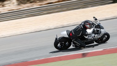 Norton Manx R 2026, buona la risposta al gas