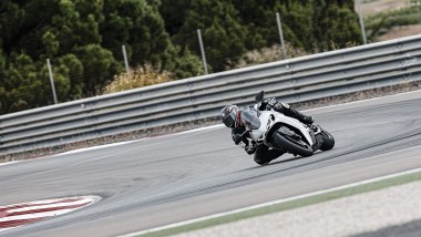 Norton Manx R 2026, le Pirelli Supercorsa SP V4 di primo equipaggiamento hanno performance ottime (anche) in pista