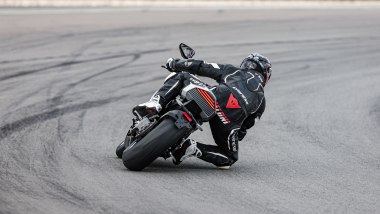 Norton Manx R 2026, promosso il controllo di trazione, dolce negli interventi