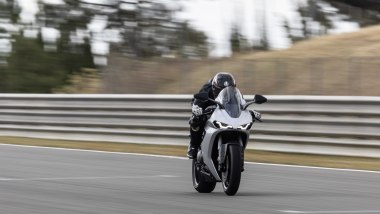 Norton Manx R 2026, col parabrezza ''racing'' optional la protezione ''in carena'' &egrave; valida