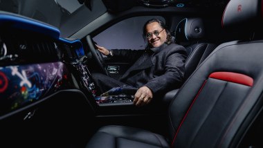 Cyril Kongo a bordo di una delle Rolls Royce Cullinan che ha dipinto