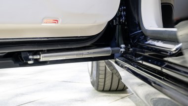 Mercedes-Benz Classe S GUARD, le porte sono assistite da martinetti idraulici