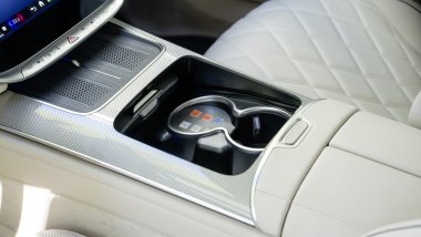 Mercedes-Benz Classe S GUARD, nel portabicchieri i tasti per le funzioni speciali