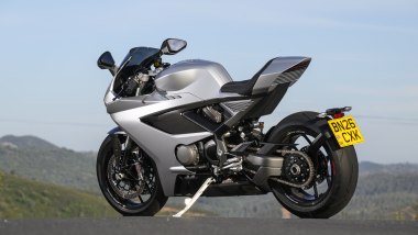 Norton Manx R 2026, il forcellone monobraccio &egrave; ormai una rarit&agrave;, nella categoria