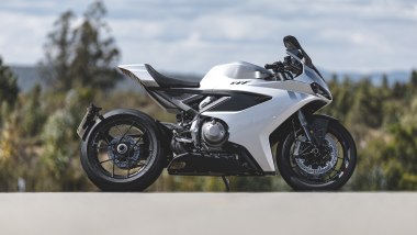 Norton Manx R 2026, nessuna vite a vista, sulla carenatura