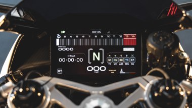 Norton Manx R 2026, il bel display TFT ''touch'' di 8''
