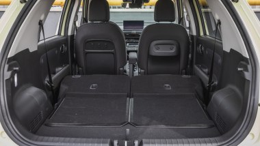Hyundai Inster, piano di carico con divanetto reclinato