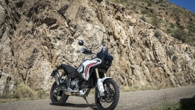 Ducati DesertX 2026, il frontale è stato modificato ma rimane il ''family feeling''