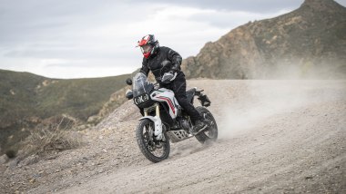 Ducati DesertX 2026, ottima l'ergonomia in fuoristrada