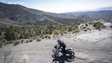 Ducati DesertX 2026, le sospensioni in fuoristrada lavorano bene