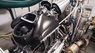 Porsche 911 Reimagined by Singer, il motore al banco con ventola e airbox in carbonio - Foto: Singer