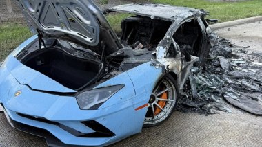 Lamborghini Aventador S si incendia dopo lo scontro con una Revuelto