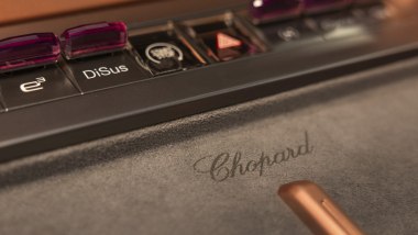 Denza Z9GT Chopard, la firma dell'atelier sulla piastra di ricarica wireless