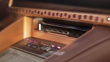 Denza Z9GT Chopard, decori ametista sullo schermo dell'infotainment