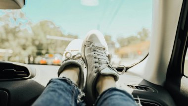 Piedi sul cruscotto, un comportamento pericoloso - Foto di Victoria Berman su Unsplash