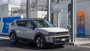 Hyundai Nexo 2026 presso una stazione di rifornimento per l'idrogeno