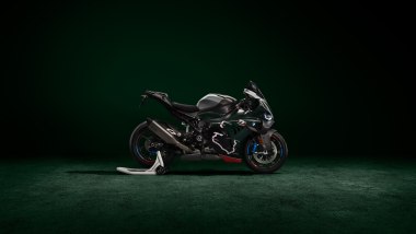 BMW M 1000 RR Limited Edition Isle of Man TT, nel pacchetto anche il cavalletto dedicato