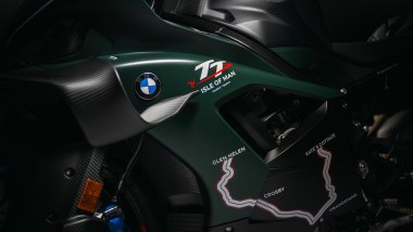BMW M 1000 RR Limited Edition Isle of Man TT, il circuito stradale &egrave; ripreso anche sulle carene