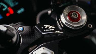 BMW M 1000 RR Limited Edition Isle of Man TT, la targhetta indica il numero di serie