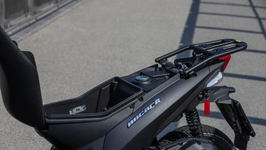Kymco Micare 125, nel sottosella c'&egrave; spazio per un demi-jet e poco altro