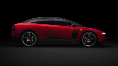 Ferrari Luce, vista laterale in rosso