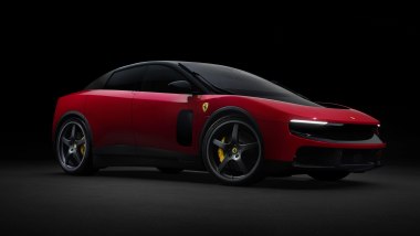 Ferrari Luce, 3/4 anteriore in rosso