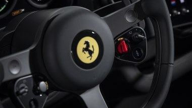 Ferrari Luce, il manettino e il cavallino sul volante