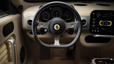 Ferrari Luce, dettaglio di volante, strumentazione e pedaliera