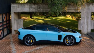 Ferrari Luce, vista di profilo