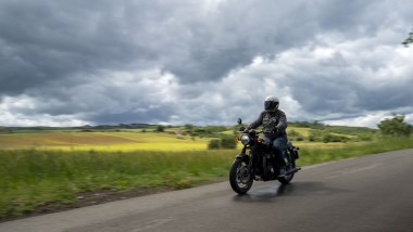 Triumph Bonneville T120 Black 2026, a spasso tra i colli è decisamente a suo agio