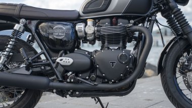 Triumph Bonneville T120 Black 2026, il motore è protagonista estetico e alla guida