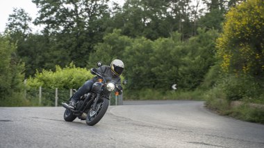 Triumph Bonneville T120 Black 2026 in azione