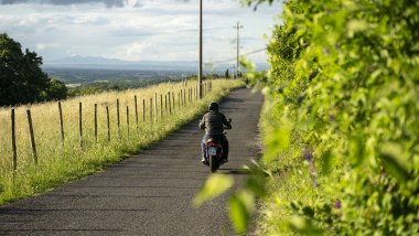 Triumph Bonneville T120 Black 2026, a passeggio ti accompagna senza tradire