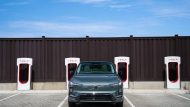 Una Volvo EX60 che ricarica presso i Supercharger