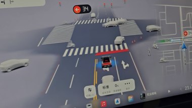 Xpeng P7 con VLA 2.0 in Cina, visualizzazione strada su infotainment nel dettaglio