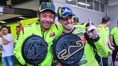 Fabio Di Giannantonio con Valentino Rossi dopo il successo di Barcellona 2026. Credits: MotoGP.com