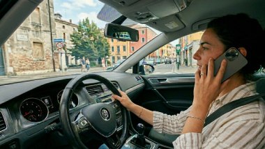 Guida con lo smartphone al volante (immagine realizzata con AI)
