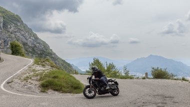 Royal Enfield Guerrilla 450 Apex, dritta al punto di corda