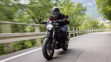 Royal Enfield Guerrilla 450 Apex, nonostante l'impostazione pi&ugrave; sportiva non diventa scomoda nel quotidiano