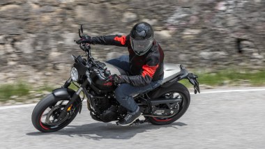 Royal Enfield Guerrilla 450 Apex, la guida &egrave; ancora pi&ugrave; coinvolgente