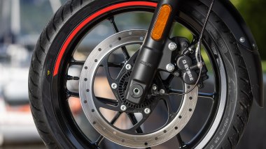 Royal Enfield Guerrilla 450 Apex, dettaglio di gomme e freni