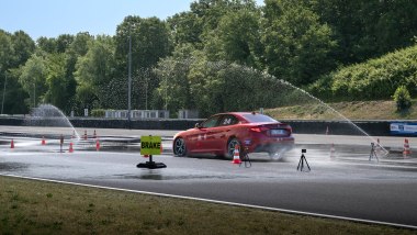 Test di frenata sul bagnato al Centro Internazionale Guida Sicura