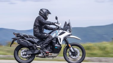 CFMoto 1000 MT-X, l'ergonomia non cambia rispetto alla 800