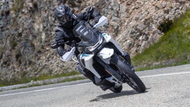 CFMoto 1000 MT-X, tra le curve il baricentro basso aiuta l'agilità