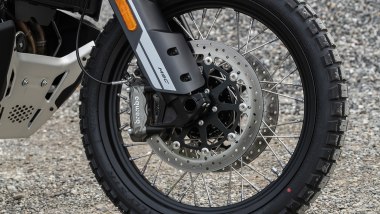 CFMoto 1000 MT-X, uno degli upgrade riguarda l'impianto frenante, ora Brembo