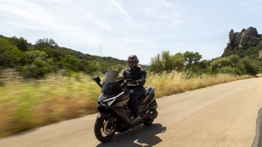 SYM Cruisym 400 2026, al posizione di guida è confortevole